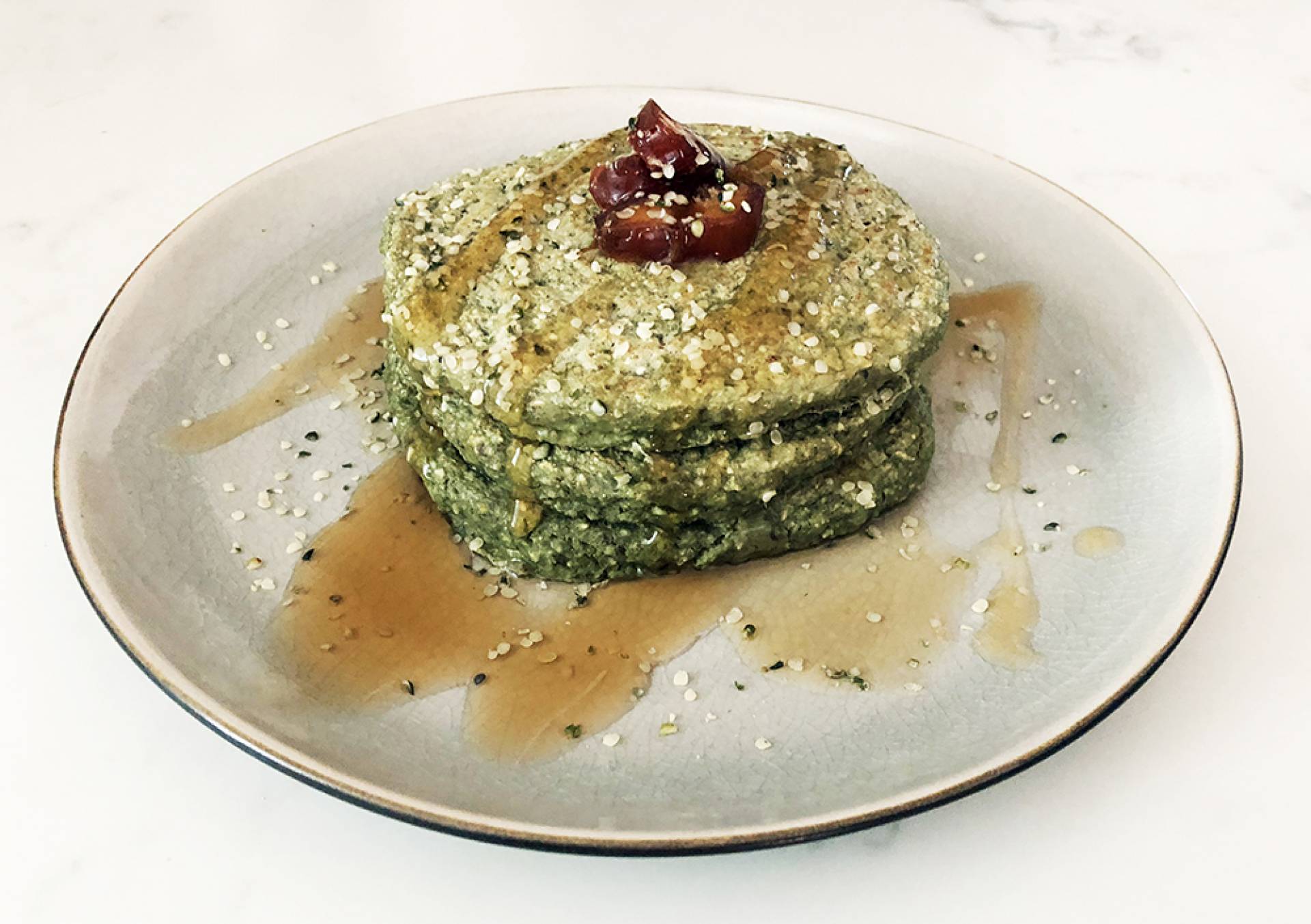 Green power pancakes + maple syrup y frutas (V)