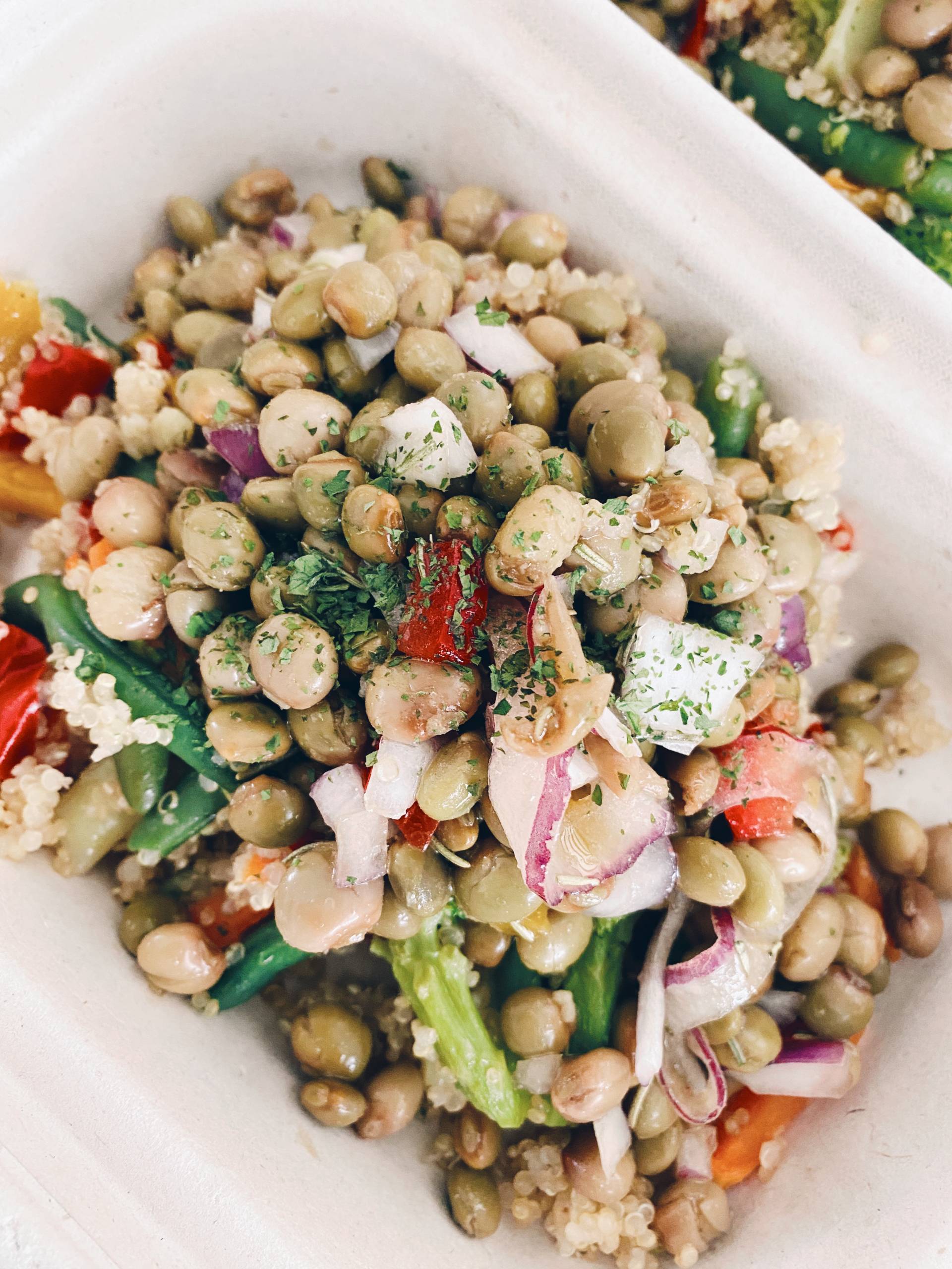 Ensalada de quinoa con veggies + escabeche de gandules