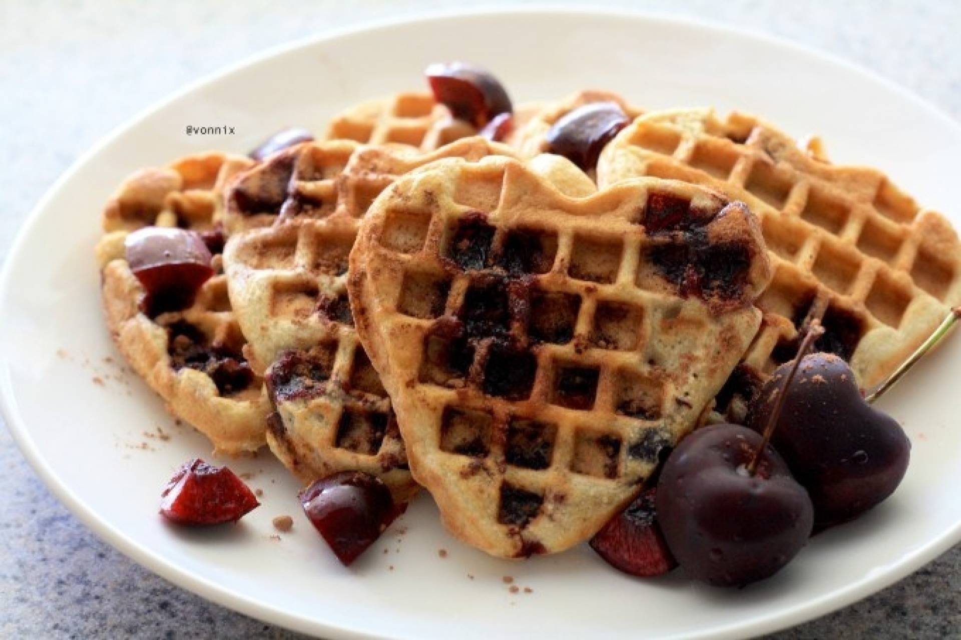 Cherry waffles + side de maple syrup y frutas