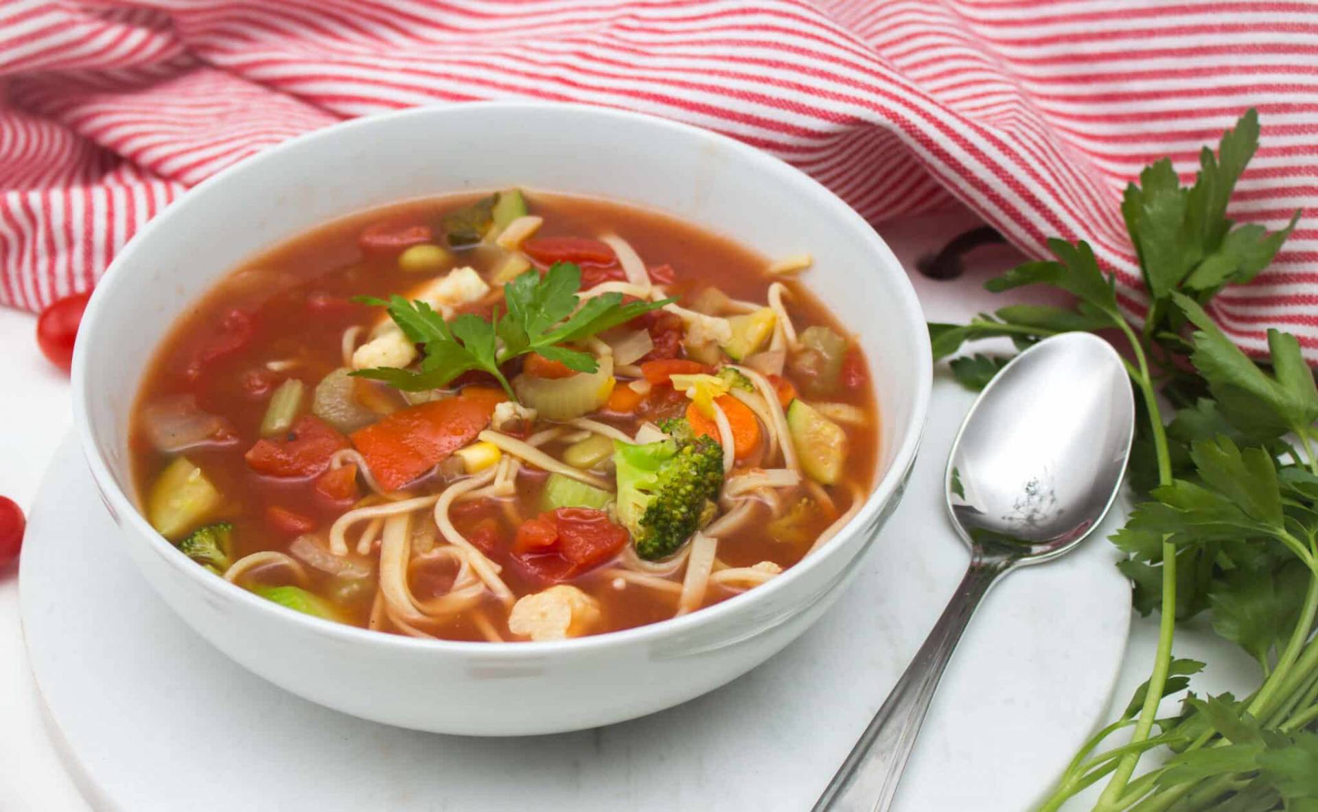 Sopa de fideos y vegetales (vegan)