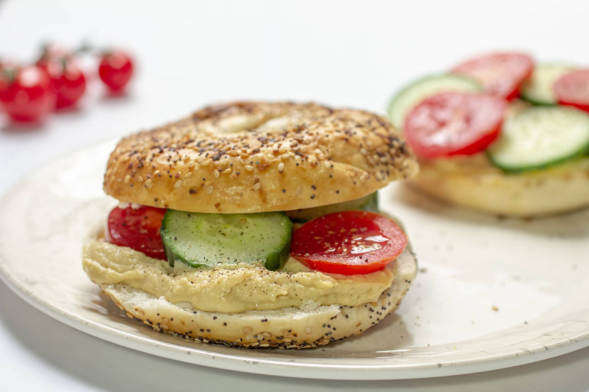 Bagel hummus sandwich (sandwich de mezcla vegana)