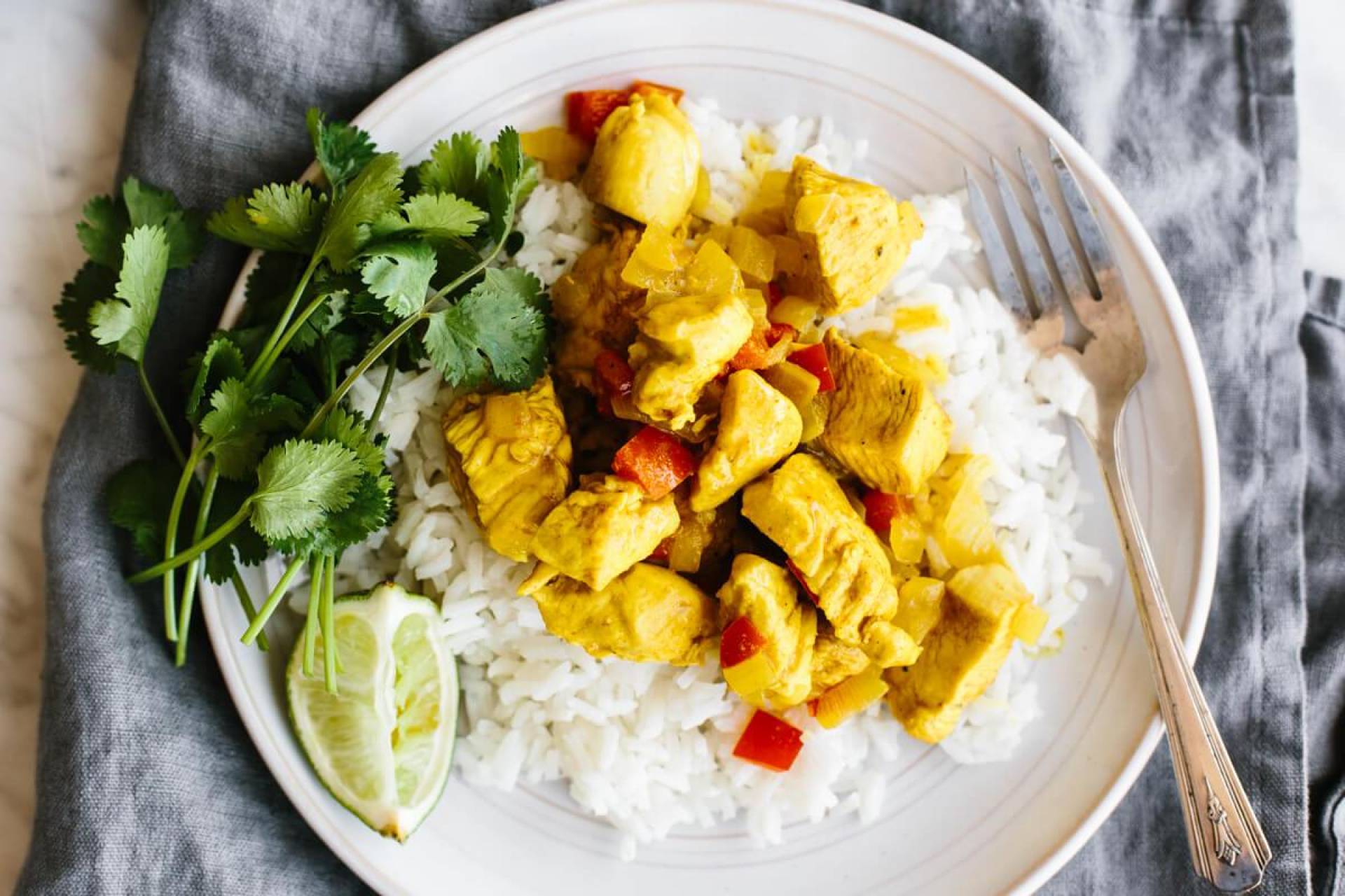 Curry de pollo en leche de coco, arroz y vegetales